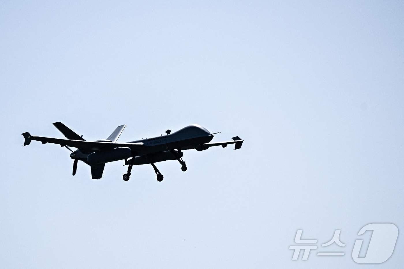 본문 이미지 - 훈련 비행 중인 MQ-9 군용 드론 <자료사진> ⓒ AFP=뉴스1