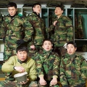 본문 이미지 - 완쪽 위부터 시계방향으로  첫번째가 김재우, 다섯번째가 故 이용주 / 사진출처=김재우 SNS