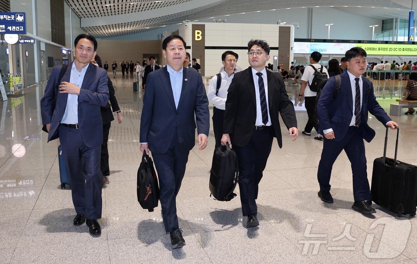 본문 이미지 - 구윤철 경제부총리 겸 재정경제부 장관(왼쪽 두 번째)이 30일 오전 G20 재무장관회의 참석을 위해 인천국제공항 제2여객터미널에서 미국 워싱턴 D.C.로 출국하고 있다. 2026.8.30 ⓒ 뉴스1 김성진 기자