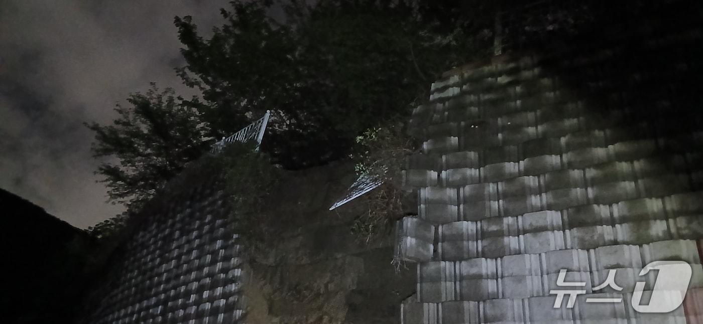 본문 이미지 - 29일 부산 사하구 당리동의 한 과학고등학교에서 옹벽이 무너진 사고 현장.(부산소방재난본부 제공. 재판매 및 DB금지)
