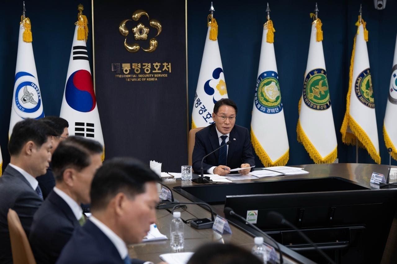 본문 이미지 - 대통령경호처는 8월 28일 서울 종로구 소재 경호청사에서 대통령경호안전대책위원회를 개최하고 '2026년 한·중앙아시아 정상회의'와 관련해 국가 차원의 경호·안전 대책 전반을 종합점검하였다. 황인권 대통령경호처장이 회의를 주재하고 있다. (대통령경호처 제공)