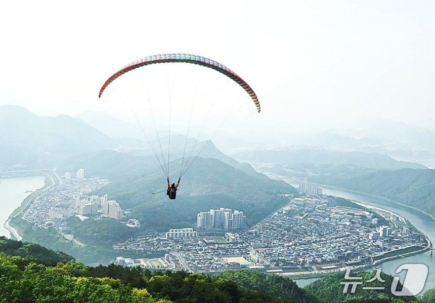 본문 이미지 - 패러글라이딩 명소인 단양 두산 활공장과 단양읍내./뉴스1 손도언 기자 