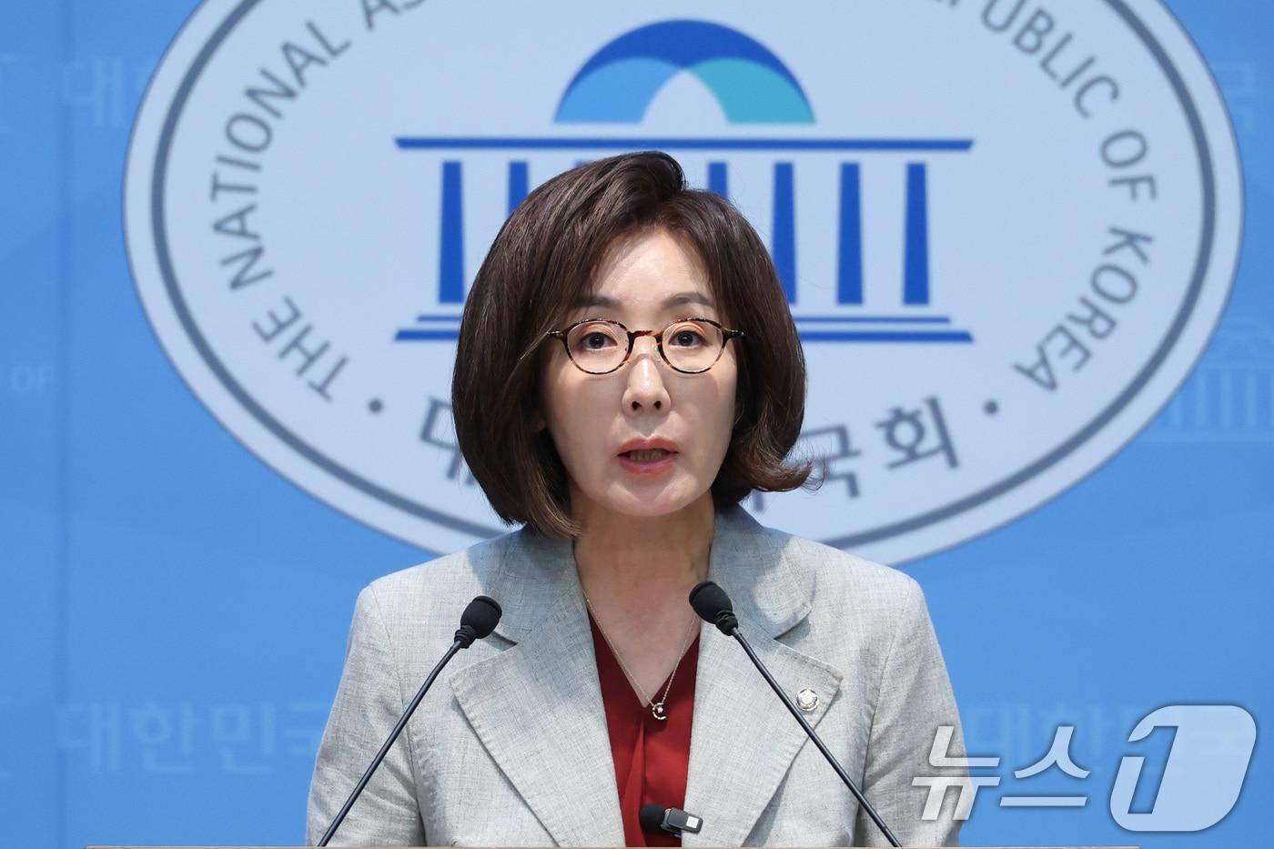 본문 이미지 - 나경원 국민의힘 의원이 30일 서울 여의도 국회 소통관에서 이찬진 금융감독원장 아들의 미래에셋운용 재직 관련 기자회견을 하고 있다. 2026.8.30 ⓒ 뉴스1 신웅수 기자