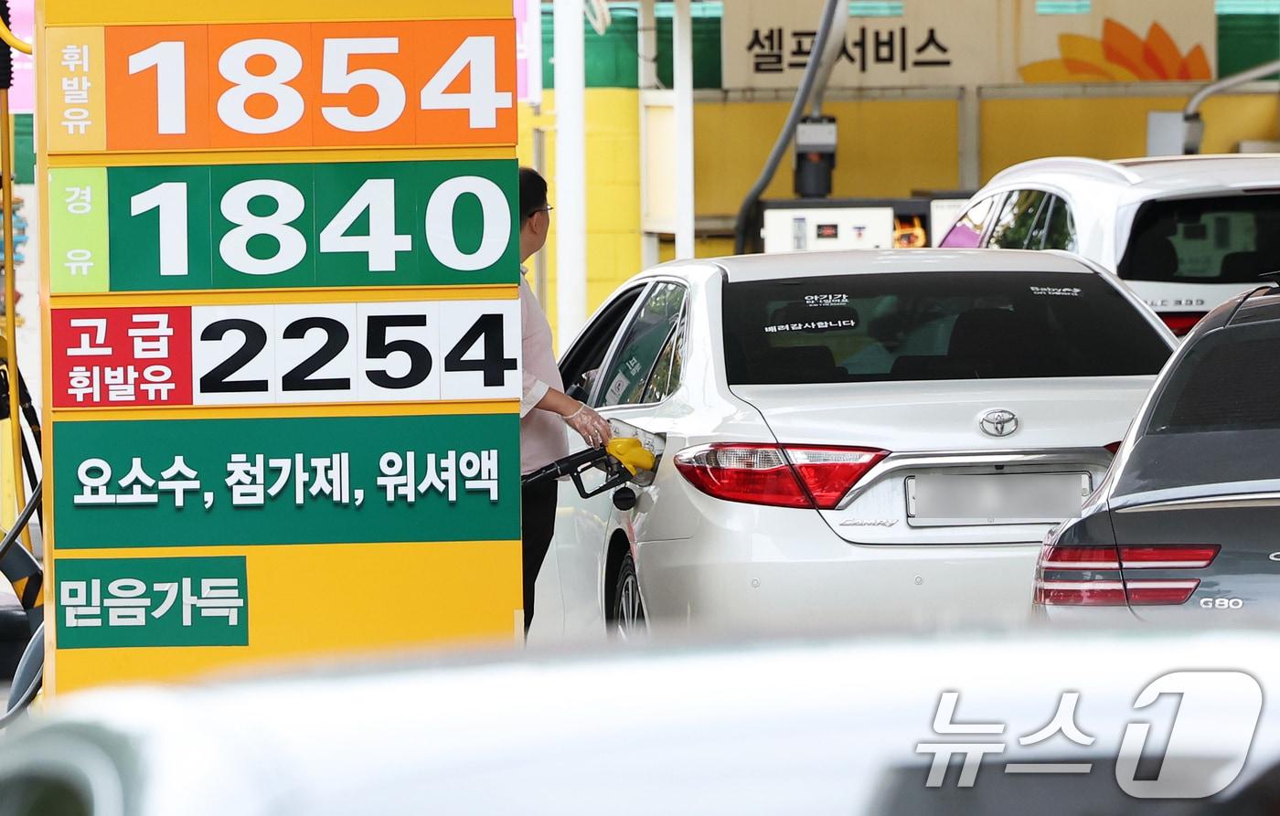 본문 이미지 - 서울 시내의 한 주유소에 유가 정보가 표시돼 있다.  ⓒ 뉴스1 오대일 기자