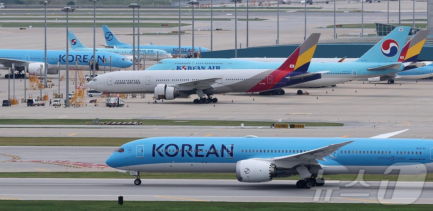 본문 이미지 -  지난달 30일 인천국제공항 계류장에 대한항공 여객기(앞)와 아시아나항공 여객기(뒤)가 계류 중인 모습(자료사진). 2026.8.30 ⓒ 뉴스1 김성진 기자