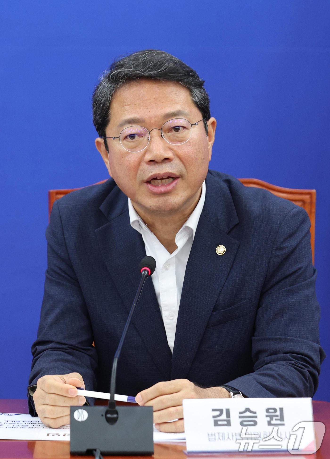 본문 이미지 - 법무부 장관 후보자로 지명된 김승원 더불어민주당 의원이 30일 서울 여의도 국회 소통관에서 조희대 대법원장의 법사위 불출석 사유서 제출 관련 기자간담회에서 지명 소감을 밝히고 있다. 2026.8.30 ⓒ 뉴스1 신웅수 기자