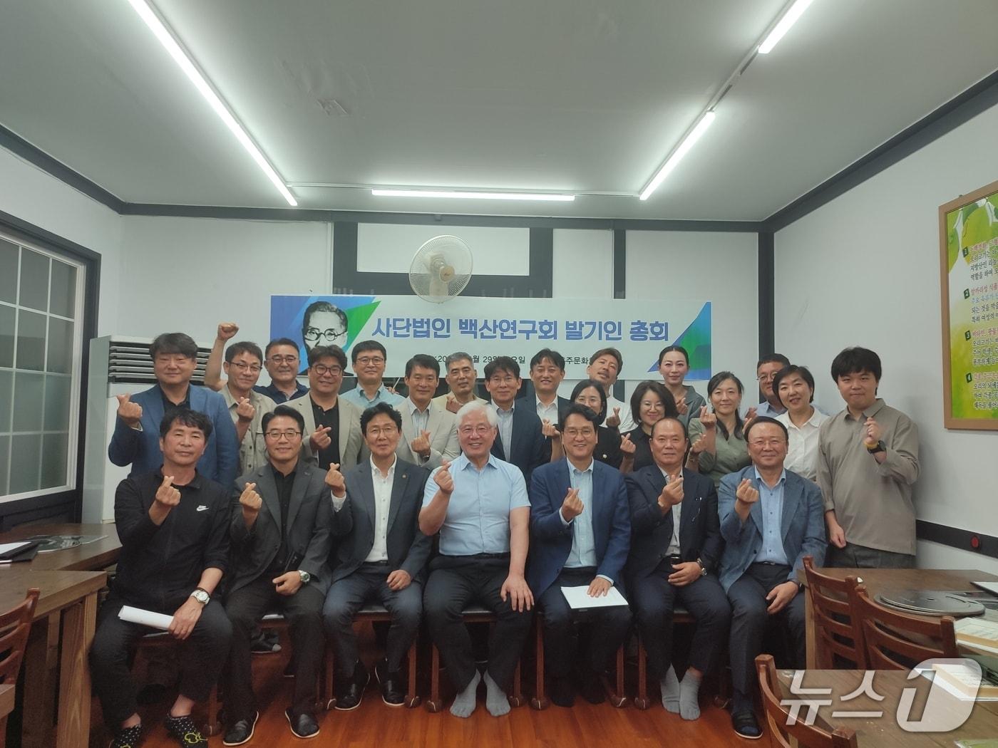 본문 이미지 -  안민석 경기교육감(사진 아래 오른쪽 4번째)과 백산연구회원들이 29일 충남 홍성에서 열린 백산연구회 발기인 총회를 마친 뒤 기념촬영을 하고 있다. 