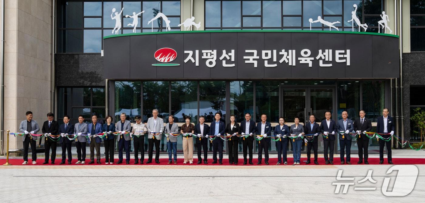 본문 이미지 - 전북 김제시는 지난 28일 정성주 시장과 도·시의원, 체육회 관계자 등 200여 명이 참석한 가운데 지평선국민체육센터 개관식을 갖고 9월 1일부터 시민을 대상으로 정식 운영에 들어간다.(김제시 제공, 재판매 및 DB 금지)