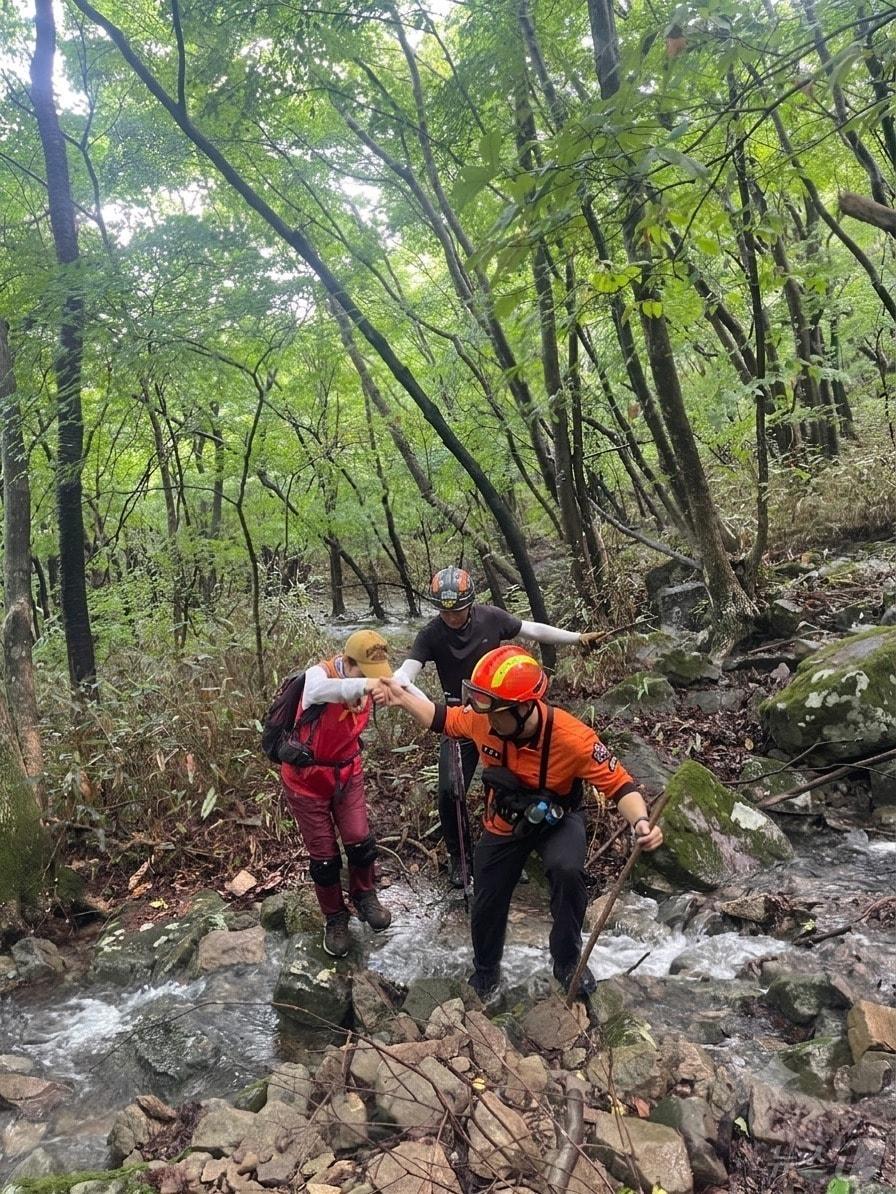 본문 이미지 - 30일 오전 전남광주 무등산국립공원에서 소방·경찰·국립공원공단합동 구조대가 길을 잃은 60대 등산객을 발견해 구조하고 있다. (전남광주통합소방본부 제공. 재판매 및 DB금지)