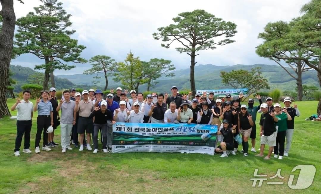 본문 이미지 - 29일 충남 부여군 백제CC에서 열린 '2026년 제1회 전국농아인 골프 어울림 한마' 참가자들이 기념퐐영을 하고 있는 모습.(농아인골프협회 제공)