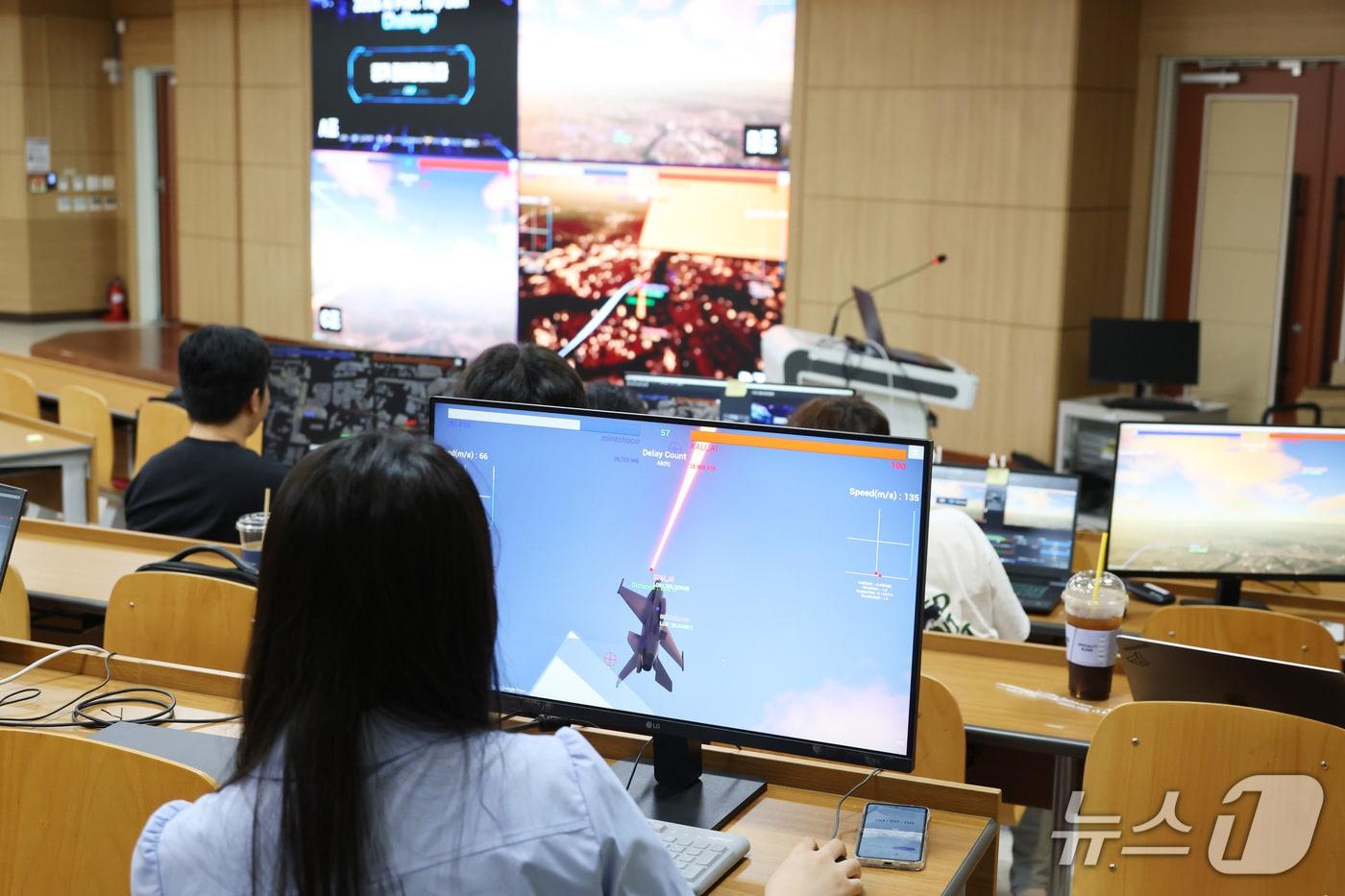 본문 이미지 - 지난 27일 한국항공대학교에서 열린 '제1회 한국항공대학교 총장배 2026 AI Pilot Top Gun Challenge' 예선에서 대회 진행 스태프들이 경기를 운영하고 있다. (한국항공대 제공, 재판매 및 DB금지)