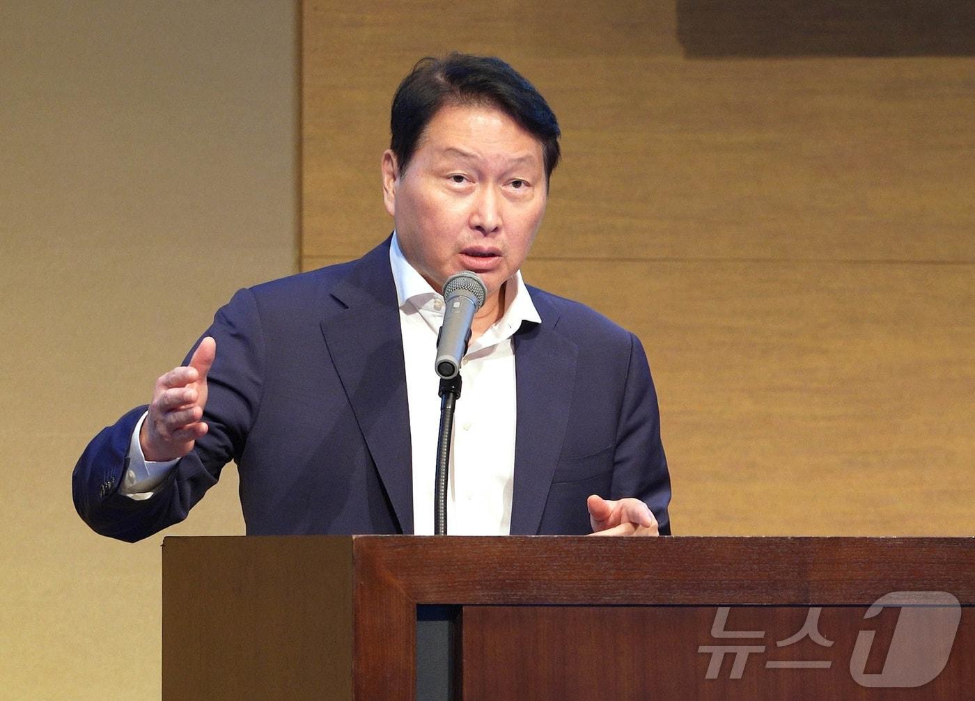 본문 이미지 - 최태원 대한상공회의소 회장이 30일 일본 센다이 웨스틴호텔에서 열린 한일 저출산 대응 교류위원회 1차 회의 겸 저출산 대응 심포지엄'에서 개회사를 하고 있다. (대한상공회의소 제공. 재판매 및 DB 금지) 2026.8.30 ⓒ 뉴스1