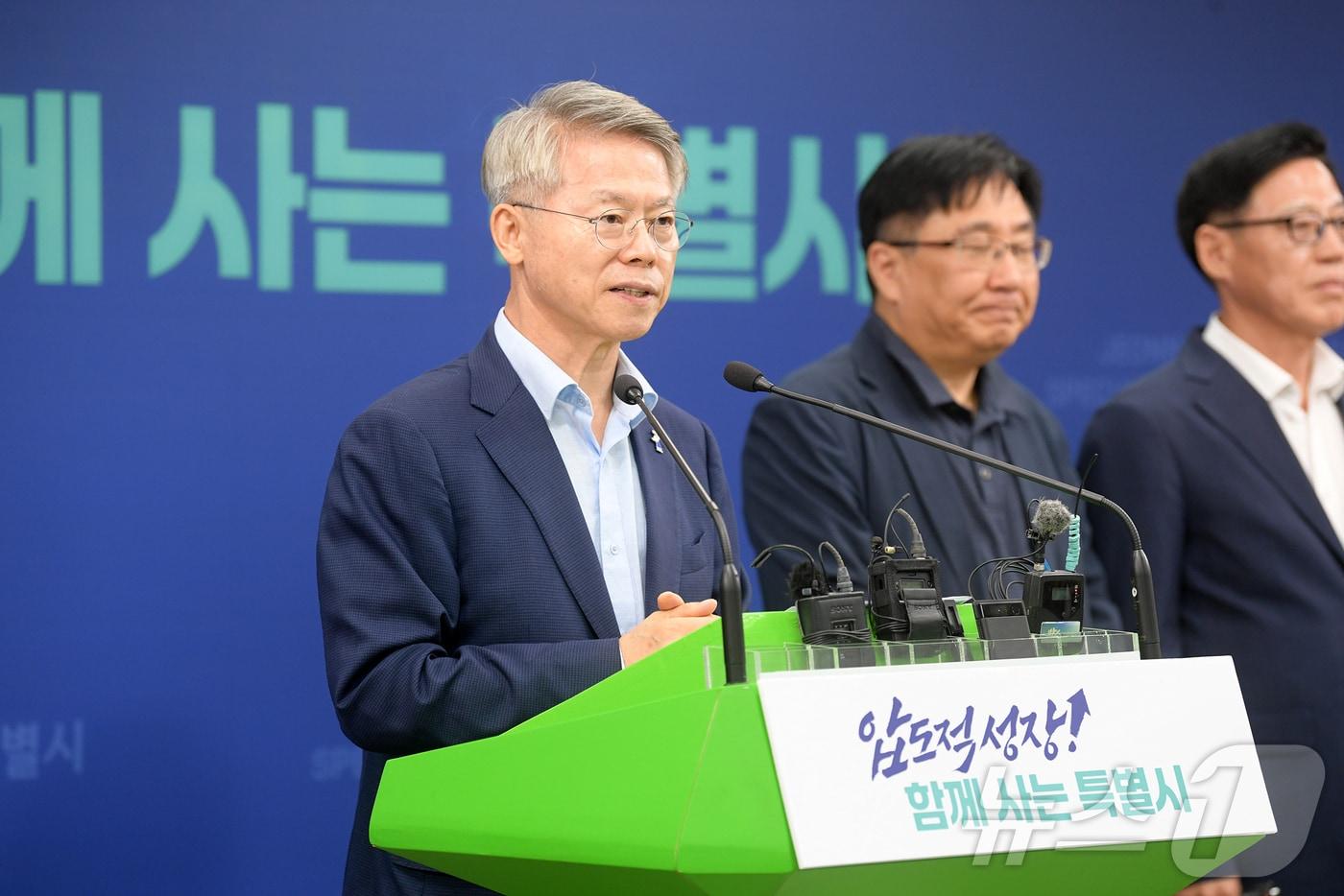 본문 이미지 - 민형배 전남광주통합특별시장이 30일 전남광주통합특별시 광주청사에서 국립의대 신설 신청과 관련된 브리핑을 열고 '국립순천대학교'를 선정 대학으로 발표하고 있다.(사진=전남광주통합특별시 제공. 재판매 및 DB 금지.) /뉴스1
