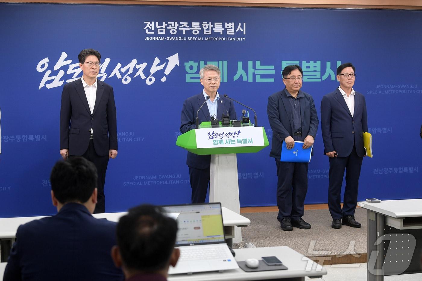 본문 이미지 - 민형배 전남광주통합특별시장이 30일 전남광주통합특별시 광주청사에서 국립의대 신설 신청과 관련된 브리핑을 열고 '국립순천대학교'를 선정 대학으로 발표하고 있다. (전남광주통합특별시 제공. 재판매 및 DB 금지) 2026.8.30/뉴스1