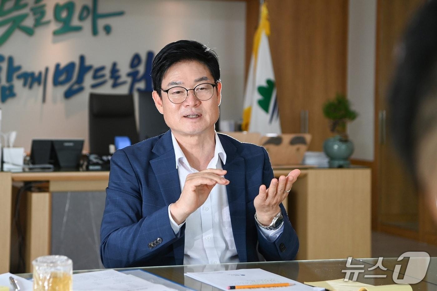 본문 이미지 - 민선 9기 강원 원주시가 출범한 지 두 달이 된 가운데, 구자열 원주시장이 지난 25일 시청 집무실에서 뉴스1과 인터뷰를 하고 있다. (원주시 제공. 재판매 및 DB금지) 2026.8.31/뉴스1