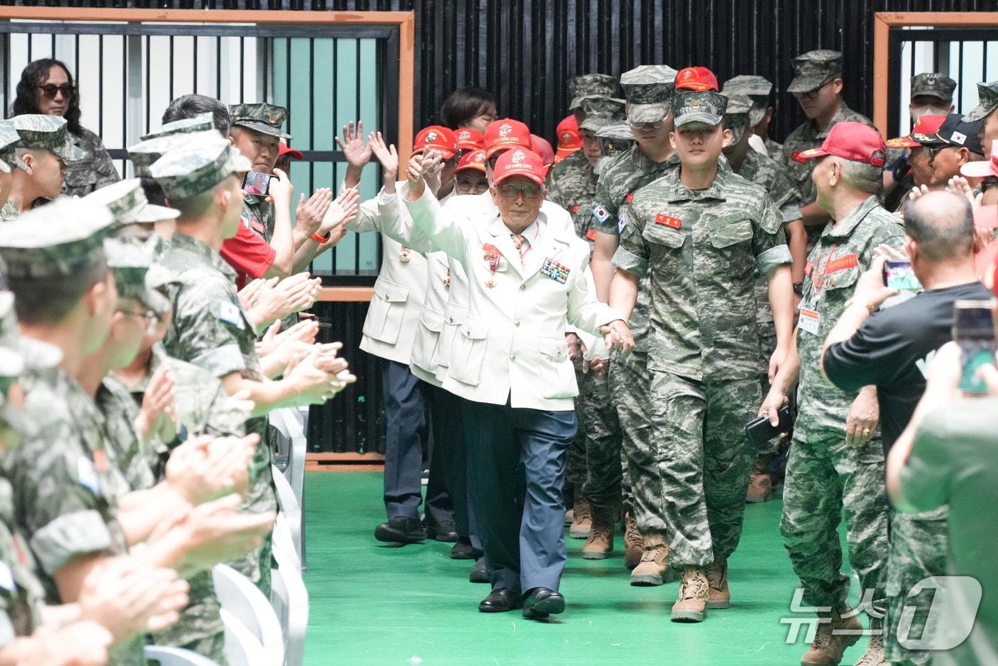 본문 이미지 - 30일 제주시 한라체육관에서 열린 제26회 제주도해병대의 날 기념식에서 해병대 3·4기생들이 현역 해병대원들과 함께 행사장으로 입장하고 있다.(제주도 제공. 재판매 및 DB 금지)/뉴스1 
