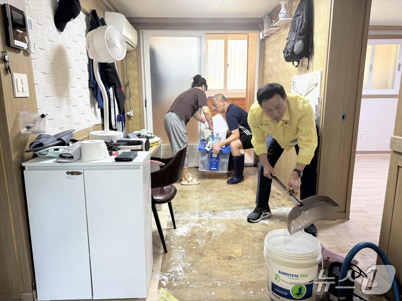 본문 이미지 - 30일 최정호 전북 익산시장(오른쪽)이 밤사이 수해를 입은 시설을 찾아 직접 수해 복구 활동에 나서고 있다.(익산시 제공. 재판매 및 DB 금지)