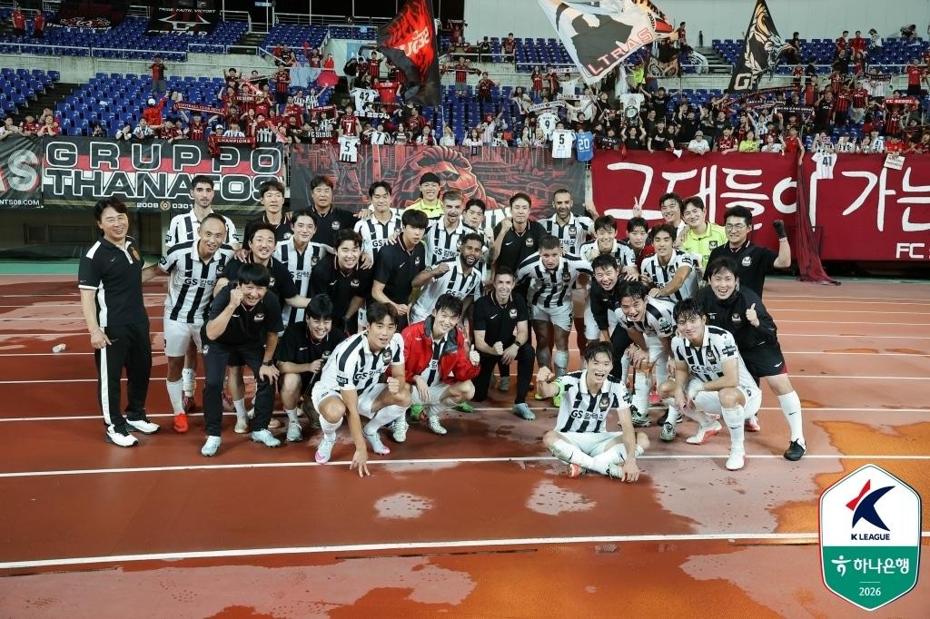 본문 이미지 -  광주전 대승 후 기뻐하는 서울 선수단(한국프로축구연맹 제공)
