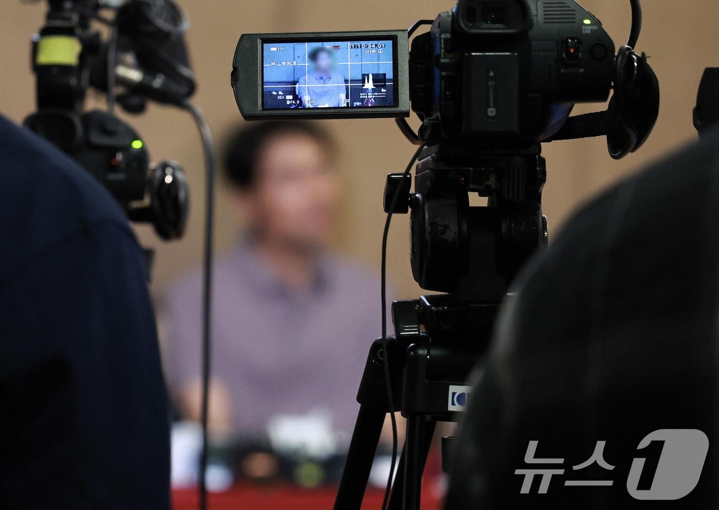 본문 이미지 - 네팔 대홍수 당시 현장에 고립됐다가 구조된 두산에너빌리티 현장소장 A씨가 30일 오후(현지시간) 네팔 카트만두의 한 호텔에서 취재진 앞에서 질문에 답하고 있다. 2026.8.30 ⓒ 뉴스1 구윤성 기자
