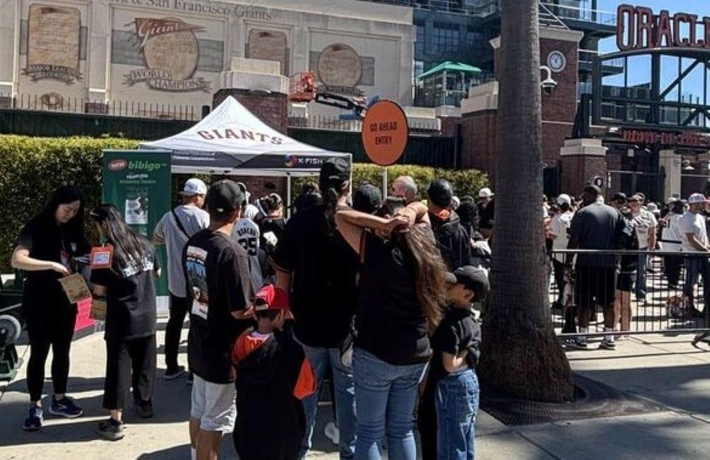 본문 이미지 - CJ제일제당이 미국 샌프란시스코 자이언츠와 애리조나 다이아몬드백스의 경기가 펼쳐진 오라클파크에서 비비고 김 샘플링을 하고 있다.(CJ제일제당 제공)
