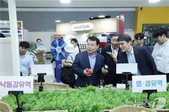 본문 이미지 - 윤석대 한국수자원공사 사장(사진 가운데)이 댐주변지역 특산품 판매를 위한 '로컬마켓 Zone'을 살펴보고 있다. (한국수자원공사 제공. 재판매 및 DB금지)/뉴스1