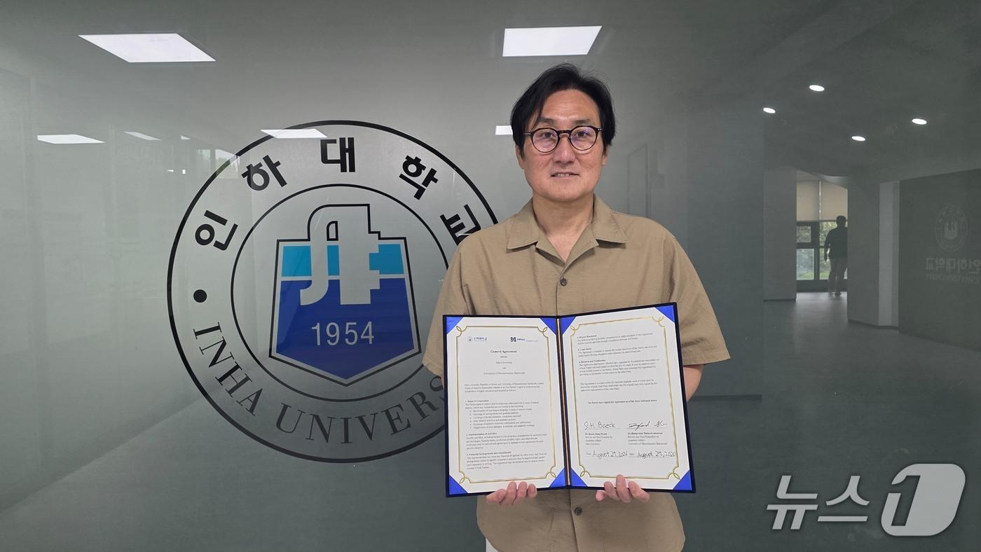 본문 이미지 - 인하대와 미국 매사추세츠 다트머스대학이 최근 온라인으로 MOU를 체결했다. 백성현 인하대 교학부총장이 온라인 협약식 후 기념촬영을 하고 있다.(인하대 제공. 재배포 및 DB금지)2026.8.31/뉴스1