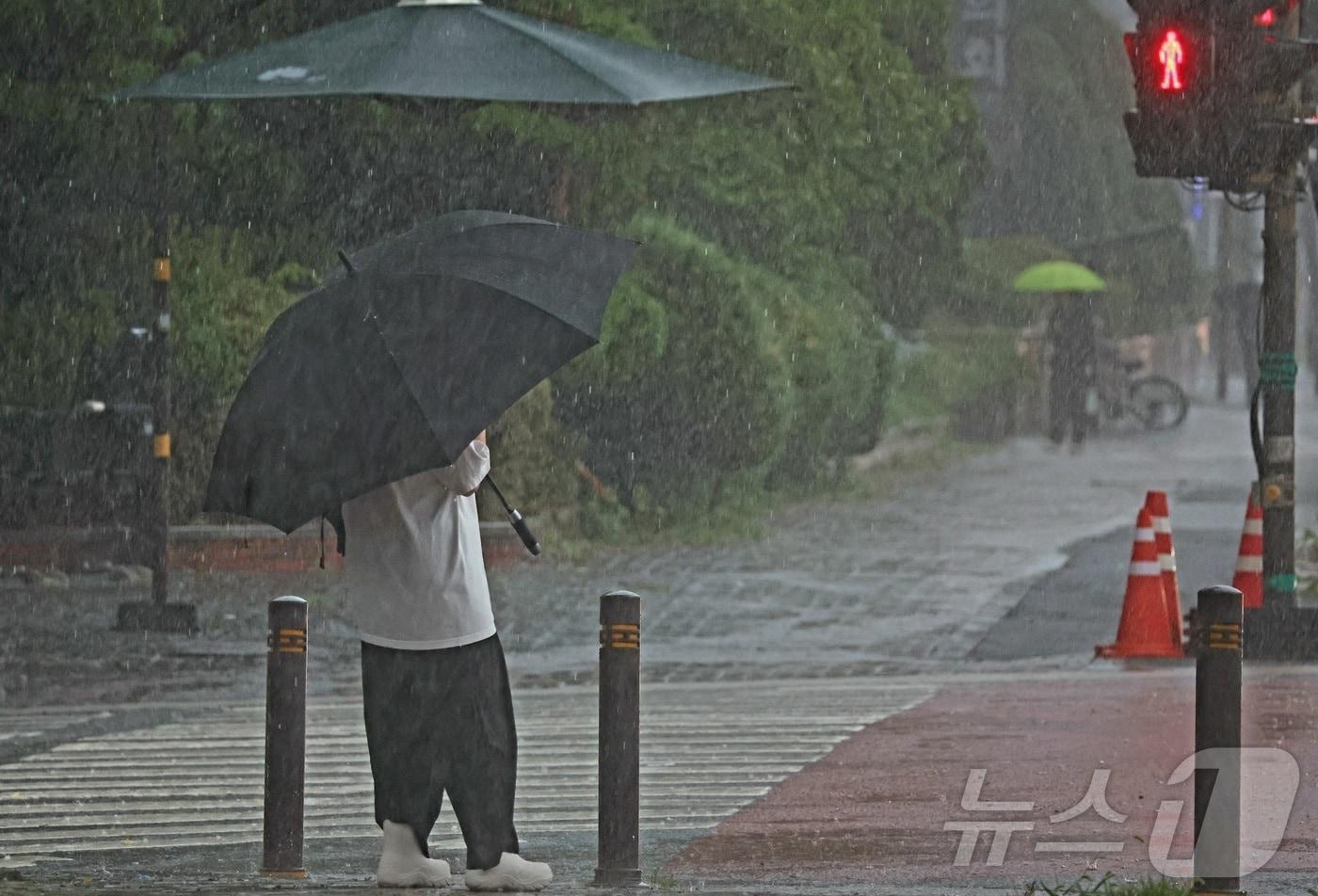 본문 이미지 - 전국적으로 비가 내리고 있는 31일 전북 전주시 기린대로에서 우산을 쓴 시민들이 발걸음을 재촉하고 있다. 2026.8.31 ⓒ 뉴스1 유경석 기자