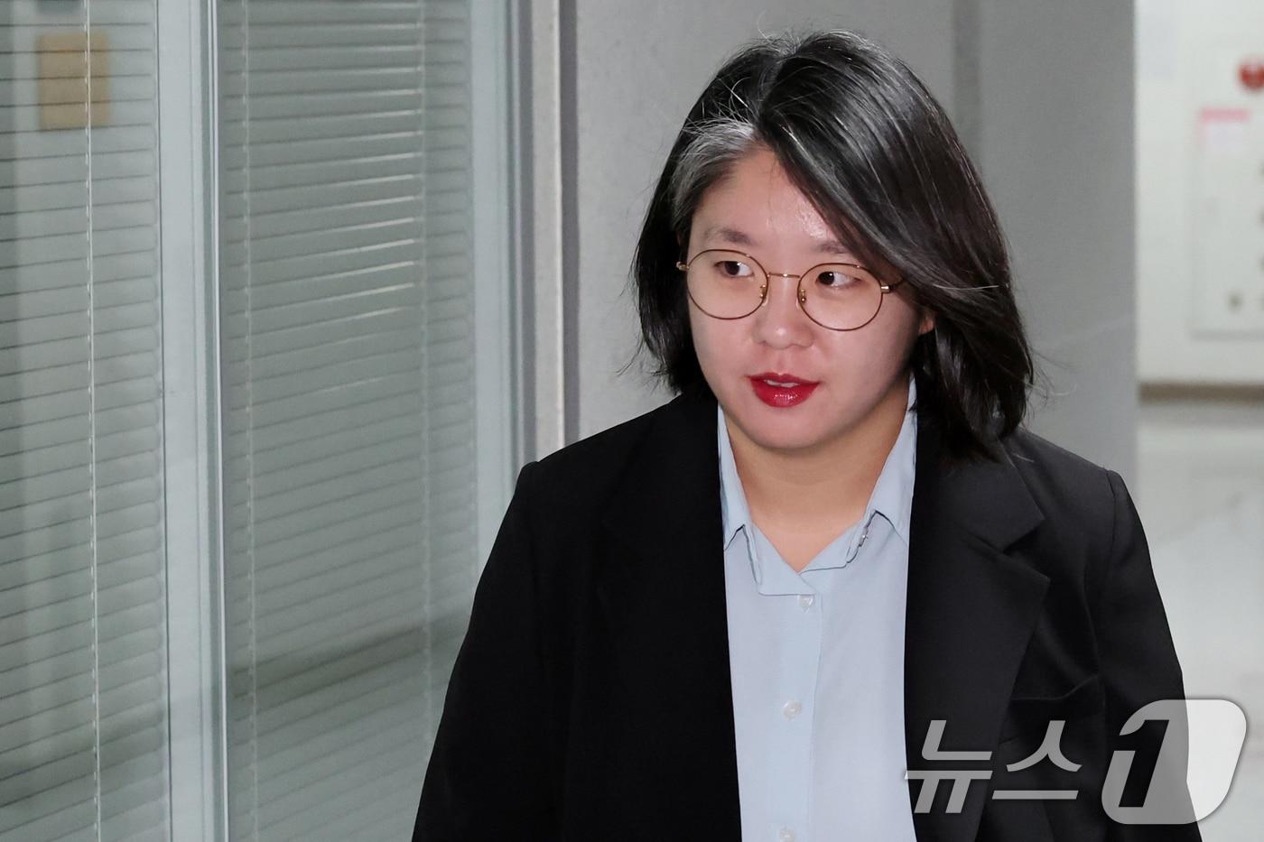 본문 이미지 - 성평등가족부 장관 후보자로 지명된 용혜인 기본소득당 의원이 31일 오전 서울 여의도 국회 의원회관으로 출근하고 있다. 2026.8.31 ⓒ 뉴스1 황기선 기자