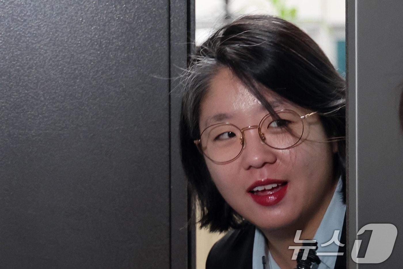 본문 이미지 - 성평등가족부 장관 후보자로 지명된 용혜인 기본소득당 의원이 지난 31일 오전 서울 여의도 국회 의원회관으로 출근한 모습. 2026.8.31 ⓒ 뉴스1 황기선 기자