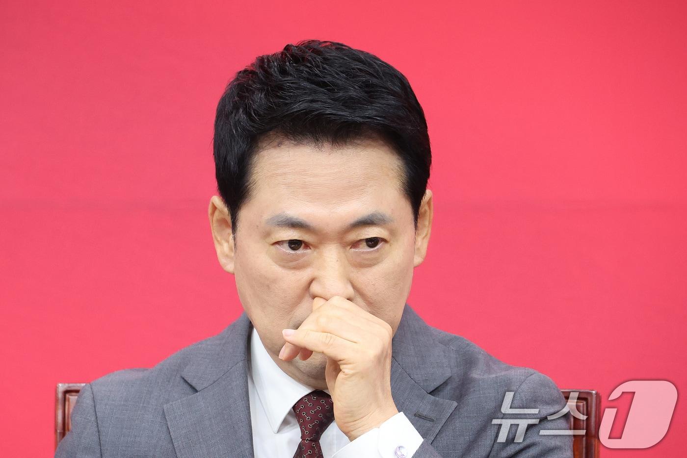 본문 이미지 - 장동혁 국민의힘 대표가 31일 서울 여의도 국회에서 열린 최고위원회의에서 생각에 잠겨 있다. 2026.8.31 ⓒ 뉴스1 신웅수 기자
