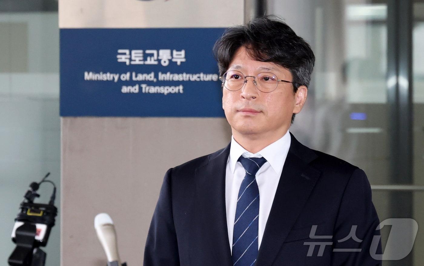 본문 이미지 - 홍지선 국토교통부 장관 후보자가 31일 세종시 정부세종청사로 출근하며 취재진에게 장관 지명에 관한 소외를 밝히고 있다. 2026.8.31 ⓒ 뉴스1 김기남 기자