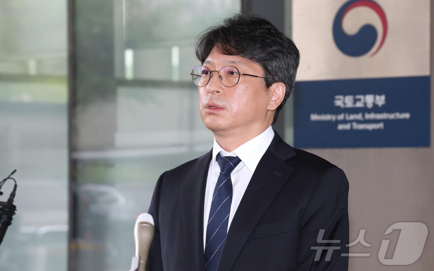 본문 이미지 - 홍지선 국토교통부 장관 후보자가 31일 세종시 정부세종청사로 출근하며 취재진에게 장관 지명에 관한 소회를 밝히고 있다.2026.8.31 ⓒ 뉴스1 김기남 기자