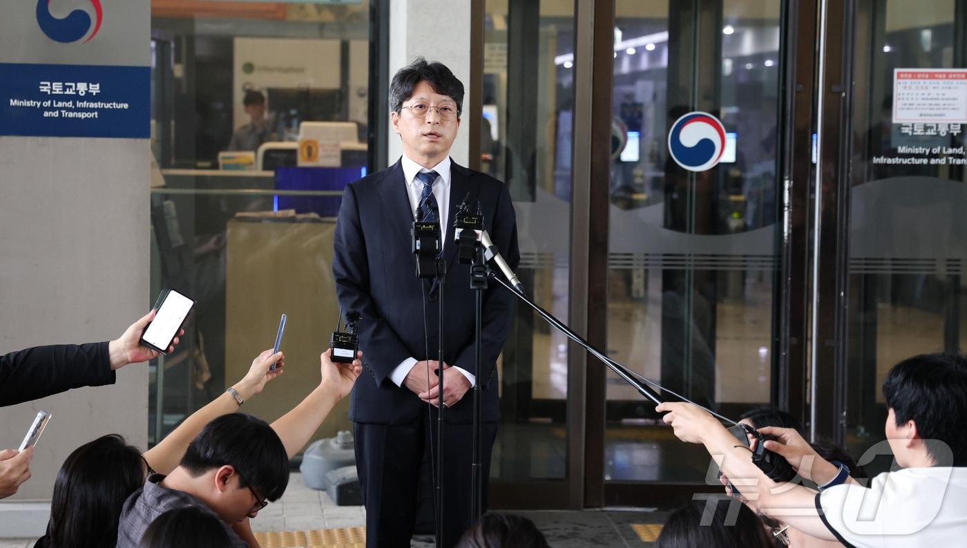 본문 이미지 - 홍지선 국토교통부 장관 후보자가 31일 세종시 정부세종청사로 출근하며 취재진에게 장관 지명에 관한 소외를 밝히고 있다. 2026.8.31 ⓒ 뉴스1 김기남 기자
