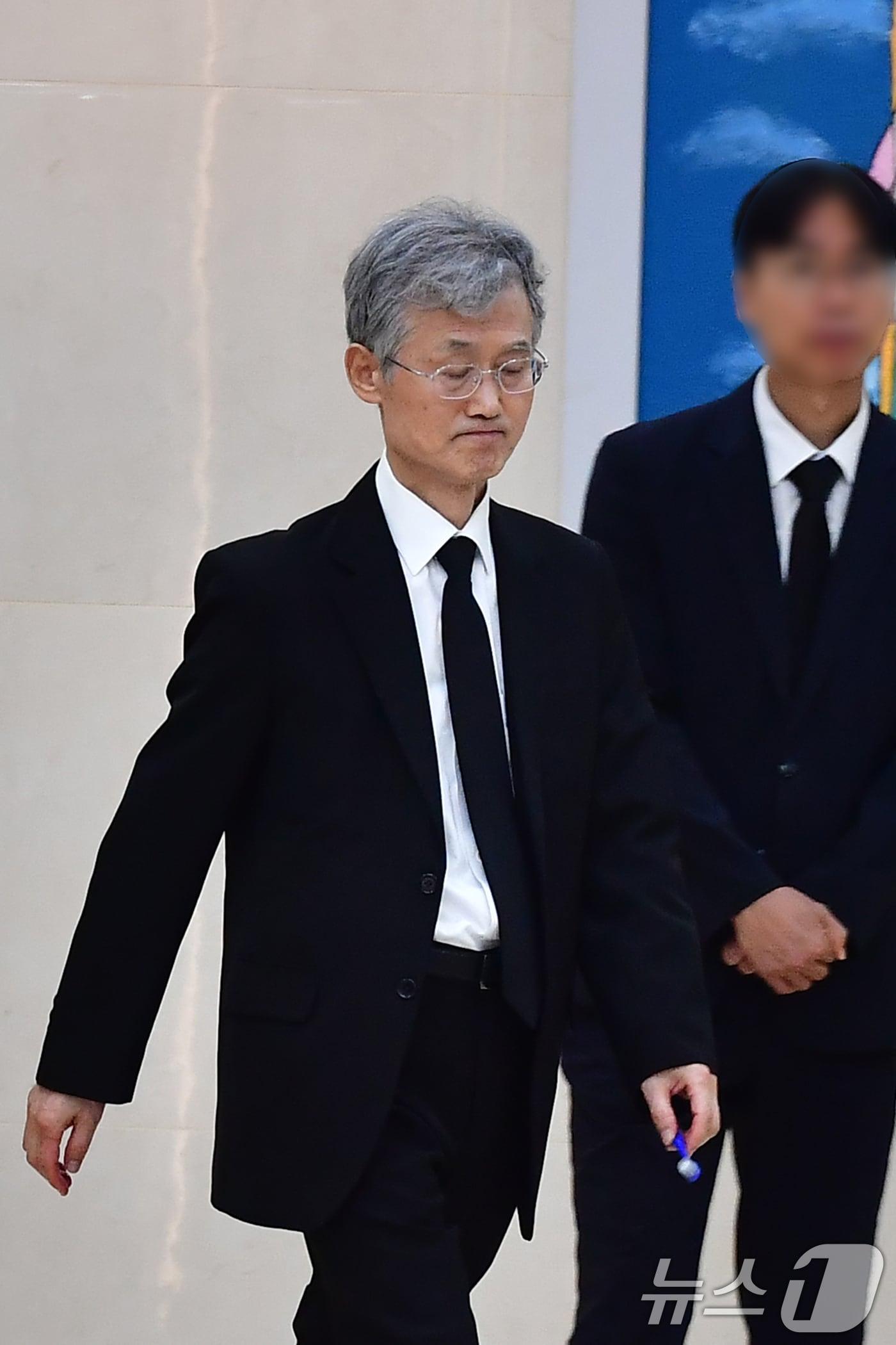 본문 이미지 - 조희대 대법원장이 31일 오전 부친의 빈소가 마련된 경북 포항시 남구 포항성모병원 장례식장으로 무거운 발걸음을 옮기고 있다. 2026.8.31 ⓒ 뉴스1 최창호 기자