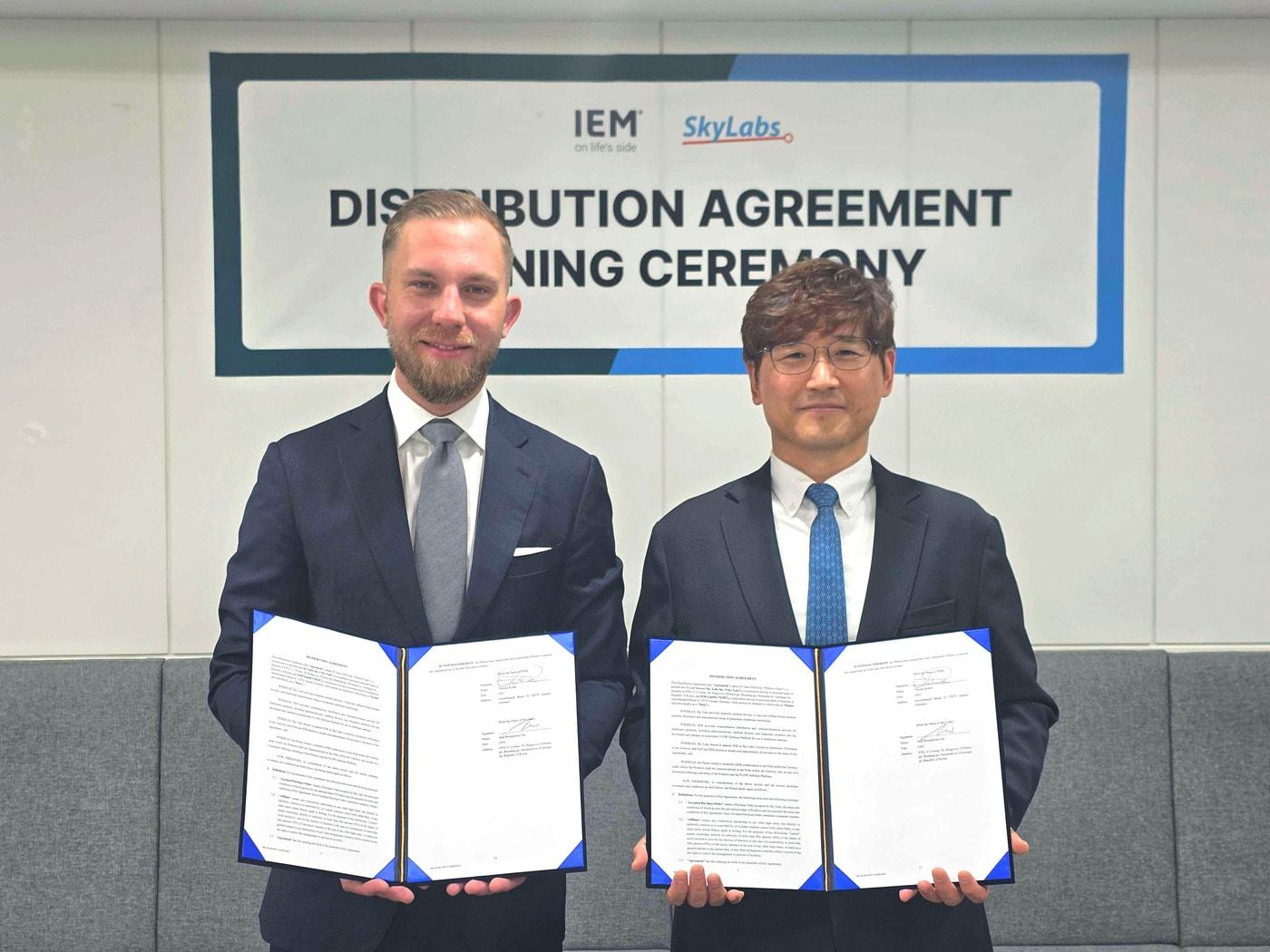 본문 이미지 - 이병환 스카이랩스 대표(오른쪽)와 토마스 코르트(Thomas Korth) IEM GmbH CEO가 ‘병·의원용 CART 혈압계’의 유럽 공급 계약을 체결한 후 기념 촬영을 하고 있다. (스카이랩스 제공)