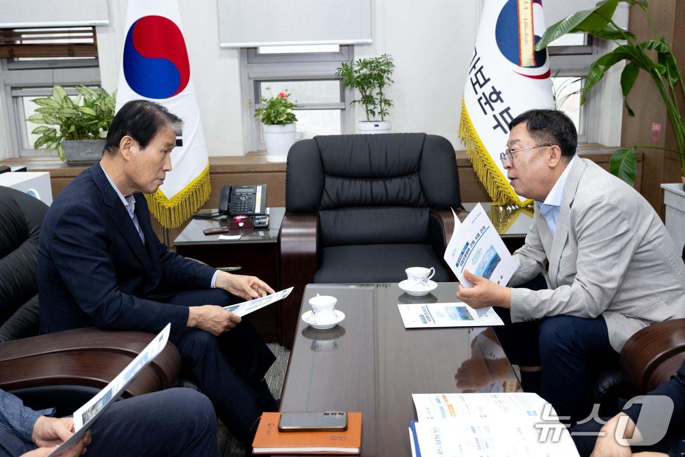 본문 이미지 - 이상천 제천시장(오른쪽)이 권오을 국가보훈부 장관을 만나 제천보훈병원 건립을 건의하고 있다.(제천시 제공. 재판매 및 DB금지)