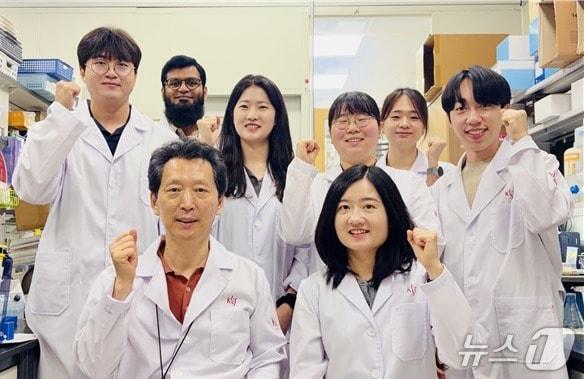 본문 이미지 - 사진 앞줄 왼쪽부터 연구책임자 KIST 류훈 책임연구원(교신저자, 지도교수), 프엉 티 탄 응우옌(Phuong Thi Thanh Nguyen) UST 박사과정생(제1저자). (UST 제공. 재판매 및 DB금지)2026.8.31/뉴스1
