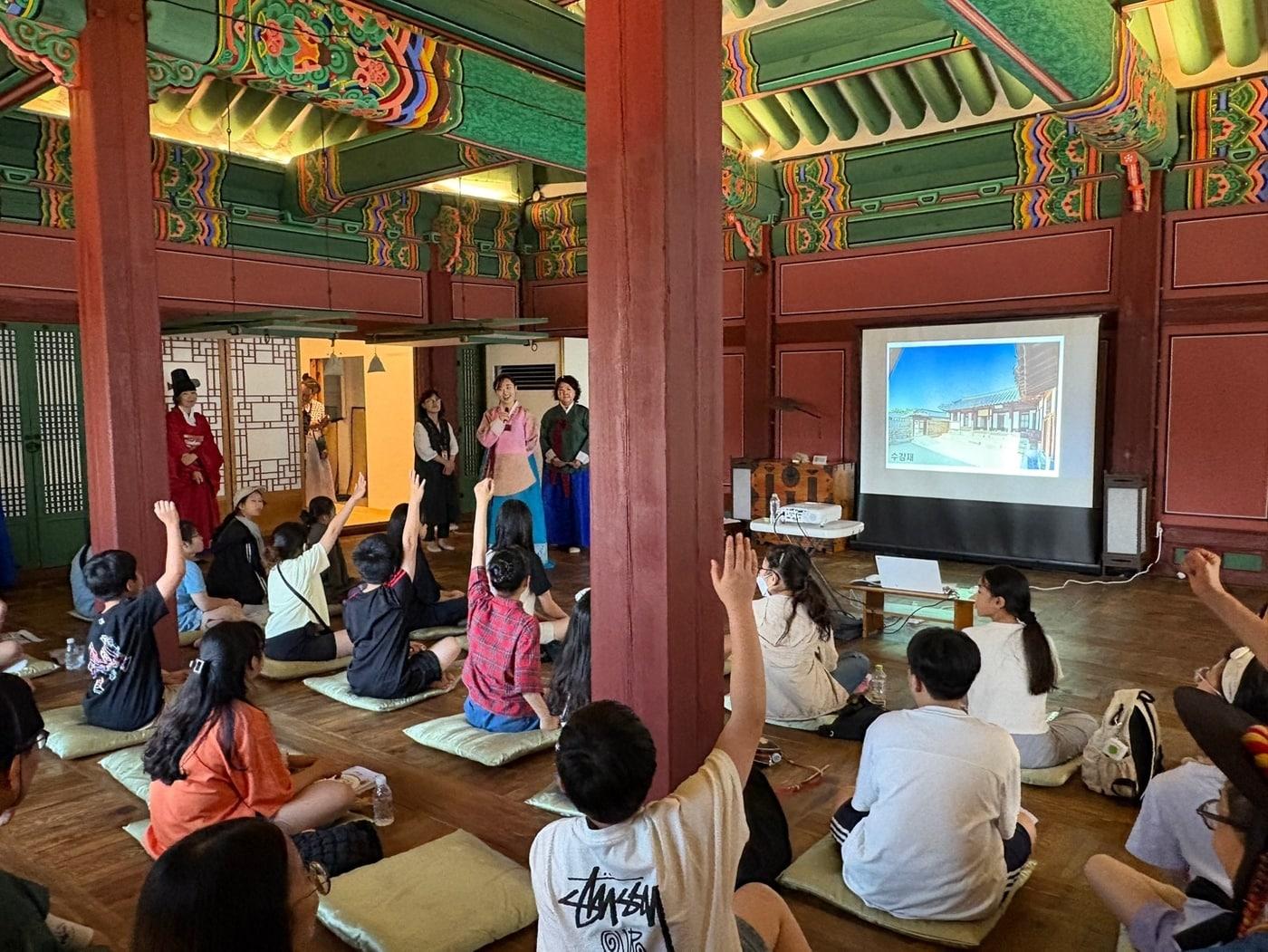 본문 이미지 - 창덕궁에서 진행된 고궁청소년문화학교 행사 사진(국가유산청 제공)