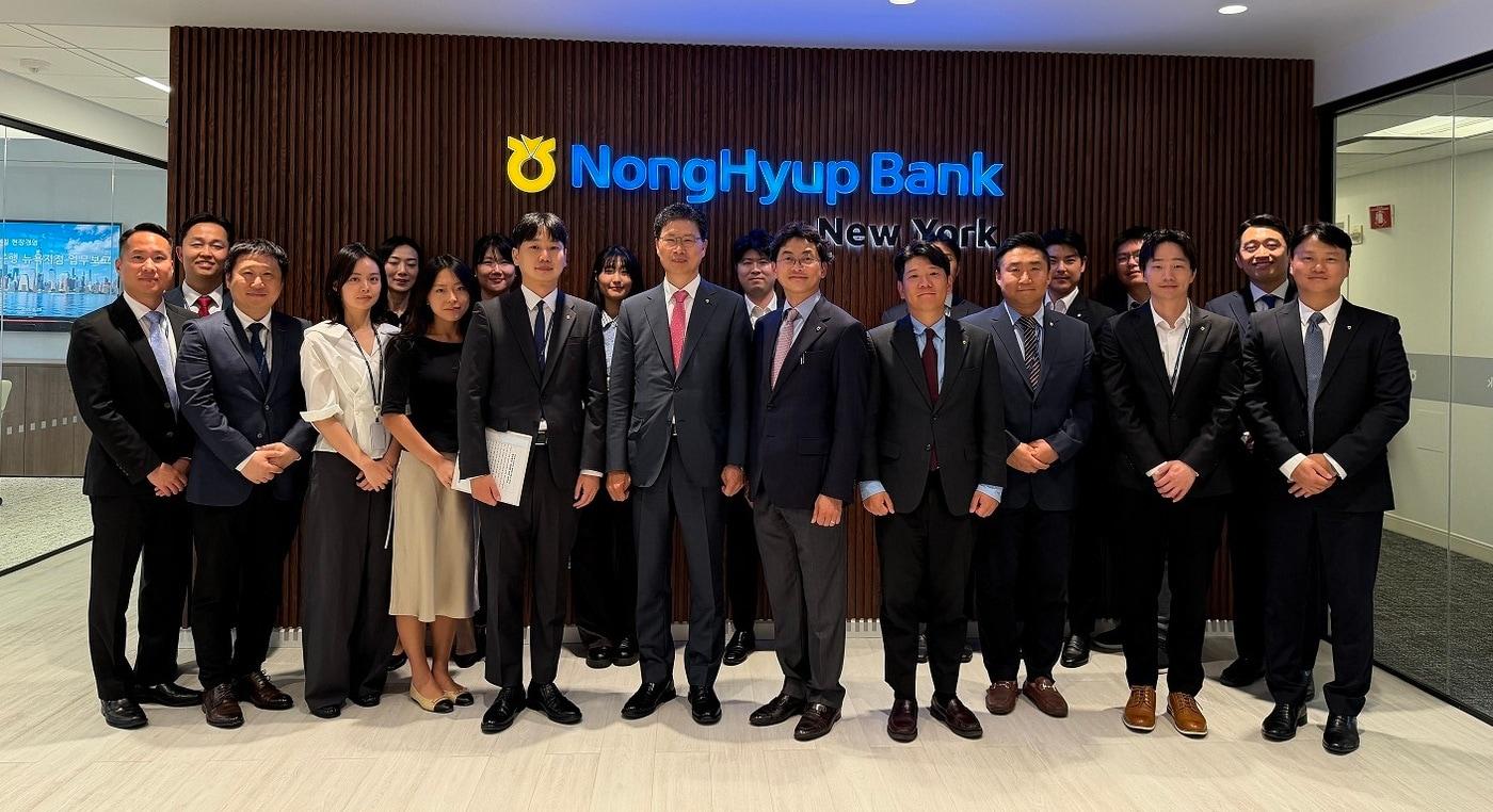 본문 이미지 - 강태영 NH농협은행장(가운데)은 지난 28일(현지시간) 농협은행 뉴욕지점을 찾아 직원들과 사업현황을 공유하고 영업현장을 살폈다.(NH농협은행 제공). 