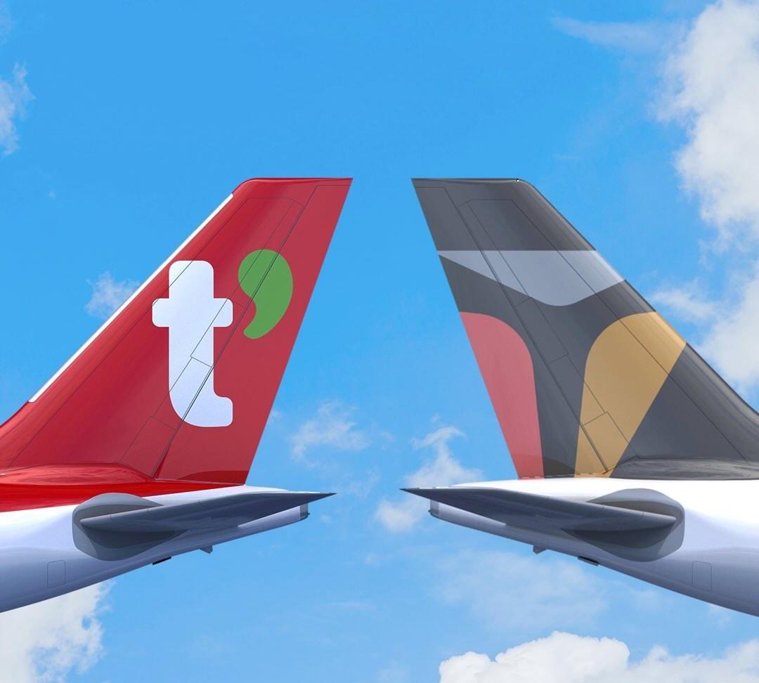 본문 이미지 - 티웨이항공이 오는 9월 10일부로 '트리니티항공'(Trinity Airways)으로 항공사업 브랜드명을 공식 변경한다. 사진은 구 기업 이미지(CI)가 적용된 항공기 꼬리날개의 모습(왼쪽)과 신 CI가 적용된 항공기 꼬리날개의 모습(오른쪽)(자료사진. 티웨이항공 제공). 2026.8.31.