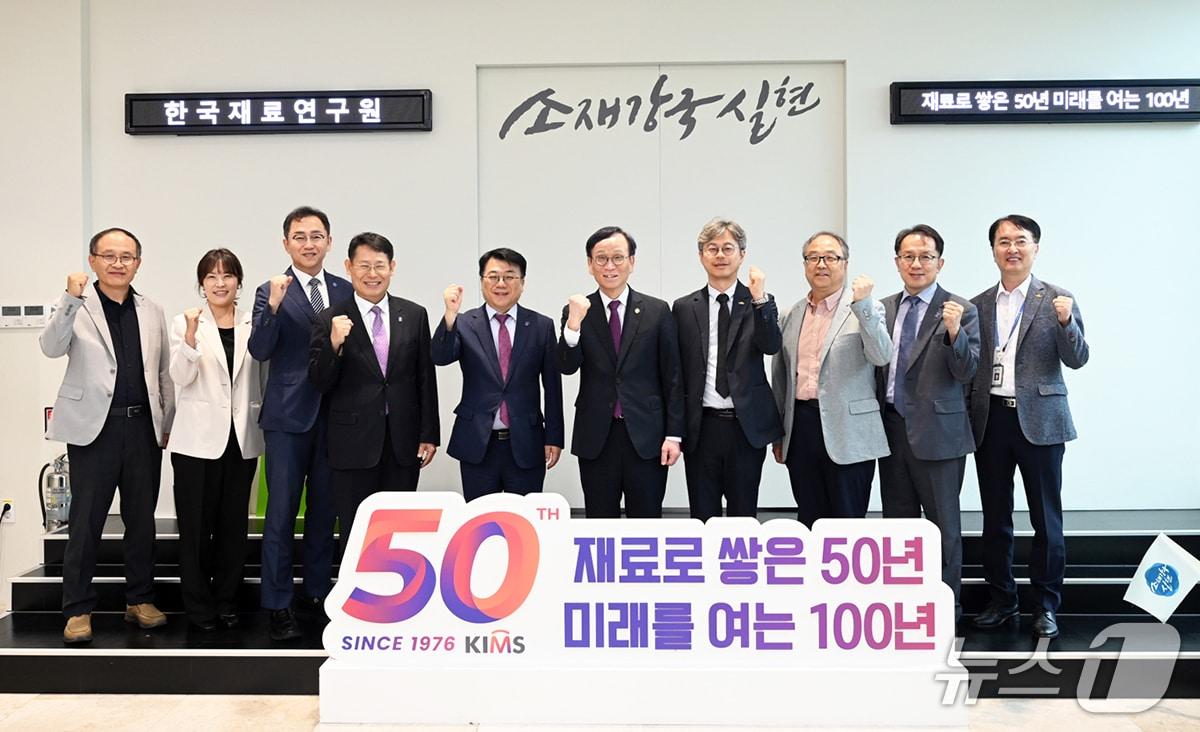 본문 이미지 - 인제대학교와 한국재료연구원이 지난 27일 창원시 성산구 재료연구원 본관에서 업무협약을 체결하고 있다.(인제대 제공. 재판매 및 DB금지)