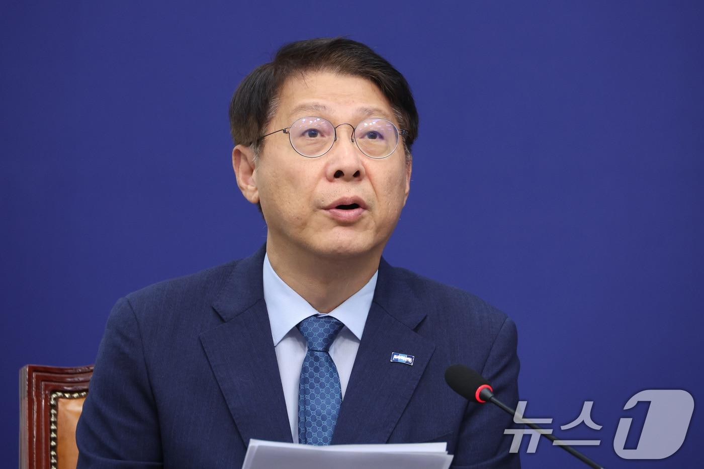본문 이미지 - 김형연 조국혁신당 최고위원이 31일 서울 여의도 국회에서 열린 최고위원회에서 발언하고 있다. 이해민 조국혁신당 의원이 청와대 AI미래기획수석비서관으로 발탁되면서 김 최고위원이 비례대표 의원직을 승계할 전망이다. 2026.8.31 ⓒ 뉴스1 신웅수 기자