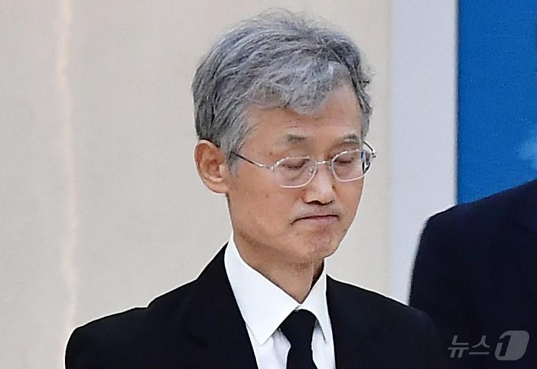 본문 이미지 - 조희대 대법원장이 31일 오전 부친의 빈소가 마련된 경북 포항시 남구 포항성모병원 장례식장에서 무거운 발걸음을 옮기고 있다. 2026.8.31 ⓒ 뉴스1 최창호 기자