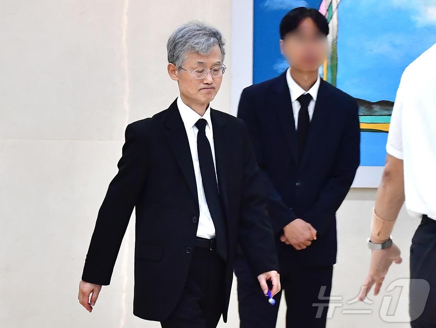 본문 이미지 - 조희대 대법원장이 31일 오전 부친의 빈소가 마련된 경북 포항시 남구 포항성모병원 장례식장에서 무거운 발걸음을 옮기고 있다. 2026.8.31 ⓒ 뉴스1 최창호 기자