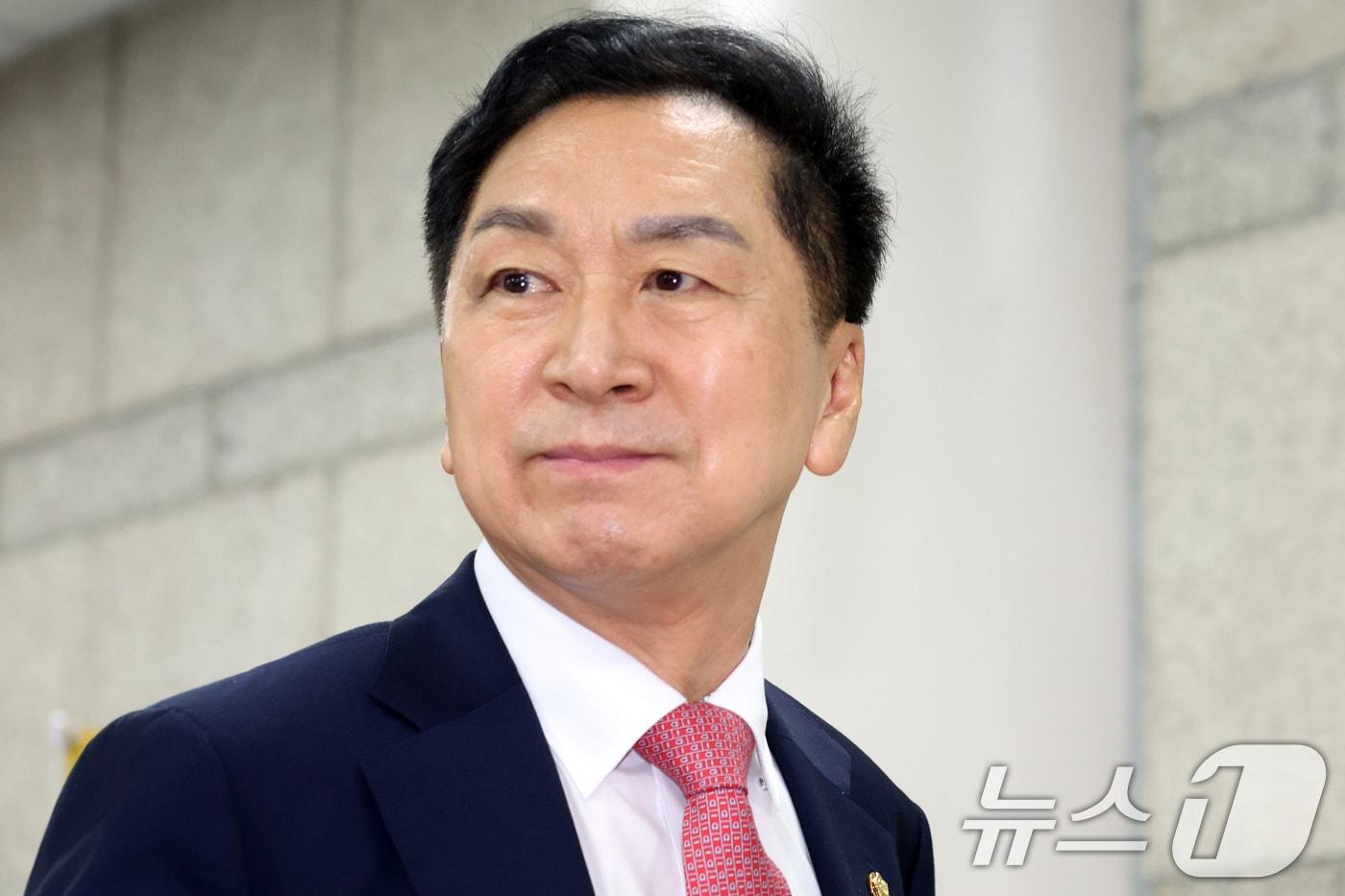 본문 이미지 - 김건희 여사에게 260만원대 로저비비에 가방을 선물한 혐의로 기소된 김기현 국민의힘 의원이 지난달 31일 서울 서초구 서울중앙지방법원에서 열린 4차 공판에 출석하고 있다. 2026.8.31 ⓒ 뉴스1 김명섭 기자