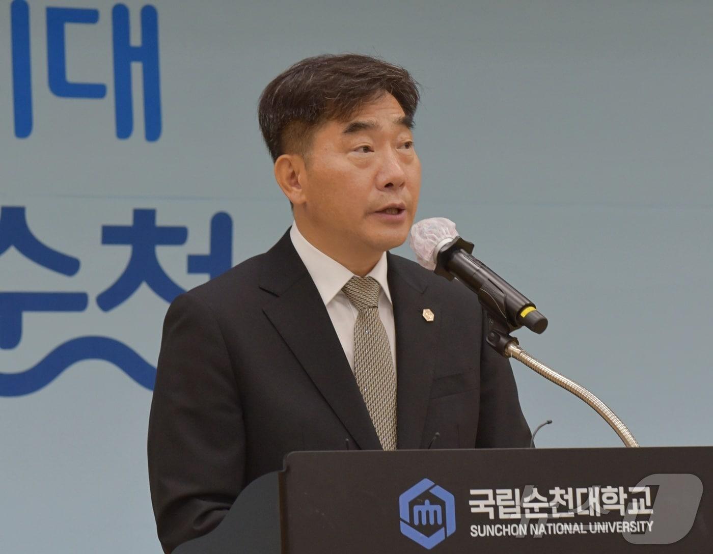 본문 이미지 - 이병운 순천대학교 총장이 31일 순천시청 대회의실에서 기자회견을 열고 전남권 국립의대 후보대학 선정에 대한 입장을 밝히고 있다. ⓒ 뉴스1 김성준 기자