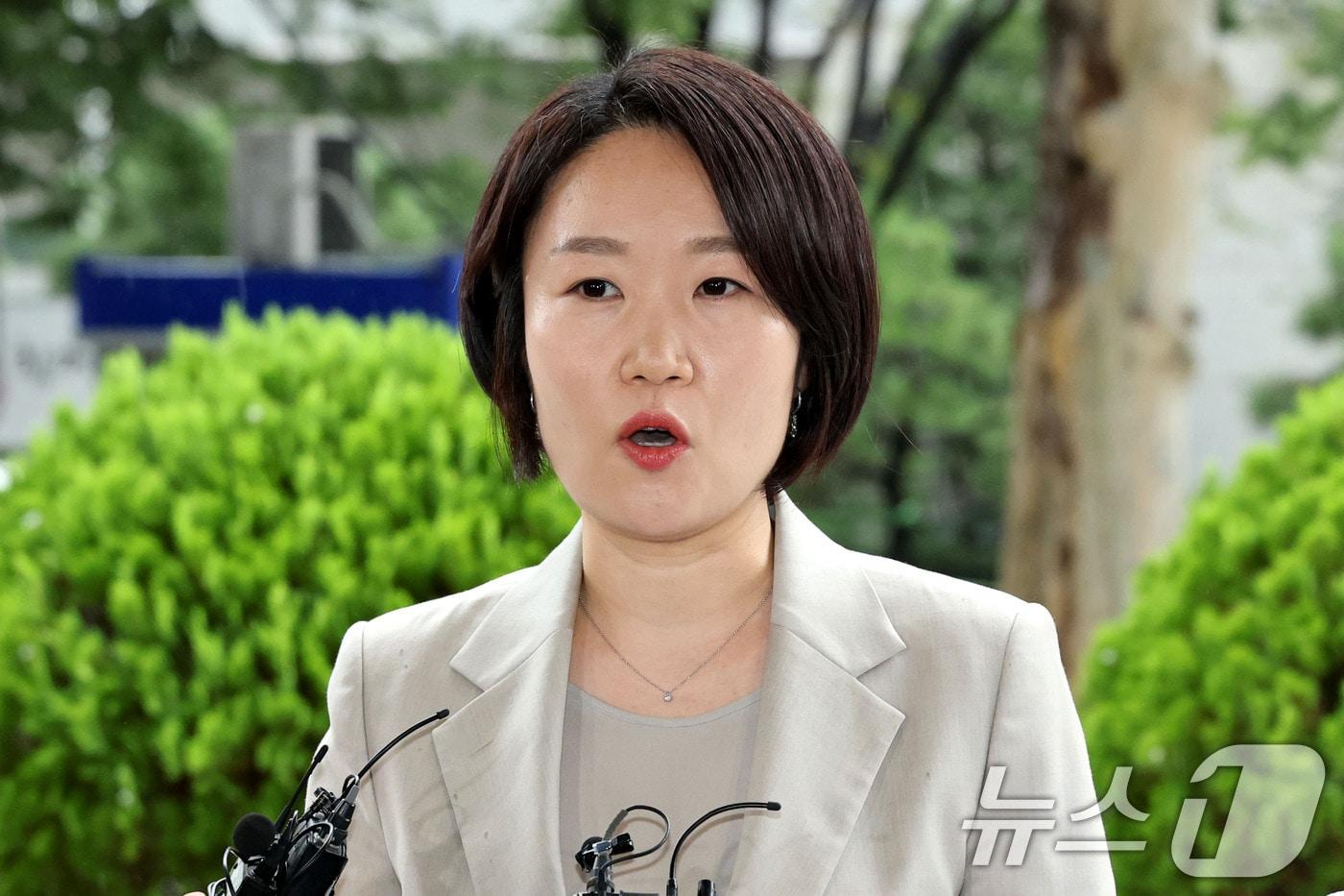 본문 이미지 - 이소영 중소벤처기업부 장관 후보자가 31일 오전 서울 영등포구 중소기업정보진흥원 수도권업무지원실에 마련된 인사청문회 준비사무실로 출근하며 취재진의 질문에 답하고 있다. ⓒ 뉴스1 이광호 기자