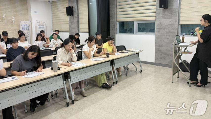 본문 이미지 - 지난 8월 계룡시 청년공간 ‘소소마루’에서 열린 ‘공기업 및 공공기관 취업역량 강화 특강’에서 지역청년들이 강사의 설명을 들으며 취업 관련 내용을 꼼꼼히 살펴보고 있다.(계룡시 제공. 재판매 및 DB금지)/뉴스1