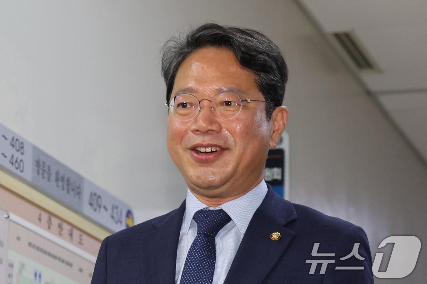 본문 이미지 - 법무부 장관 후보자로 지명된 김승원 법제사법위원회 소위원장이 31일 오전 서울 여의도 국회에서 열린 법사위 법안심사제1소위원회에 참석하며 취재진 질의에 답변하고 있다.2026.8.31 ⓒ 뉴스1 황기선 기자
