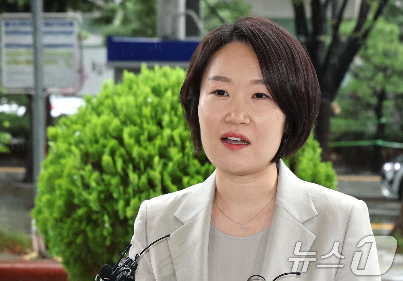 본문 이미지 - 이소영 중소벤처기업부 장관 후보자가 31일 오전 서울 영등포구 중소기업정보진흥원 수도권업무지원실에 마련된 인사청문회 준비사무실로 출근하며 취재진의 질문에 답하고 있다. 2026.8.31 ⓒ 뉴스1 이광호 기자
